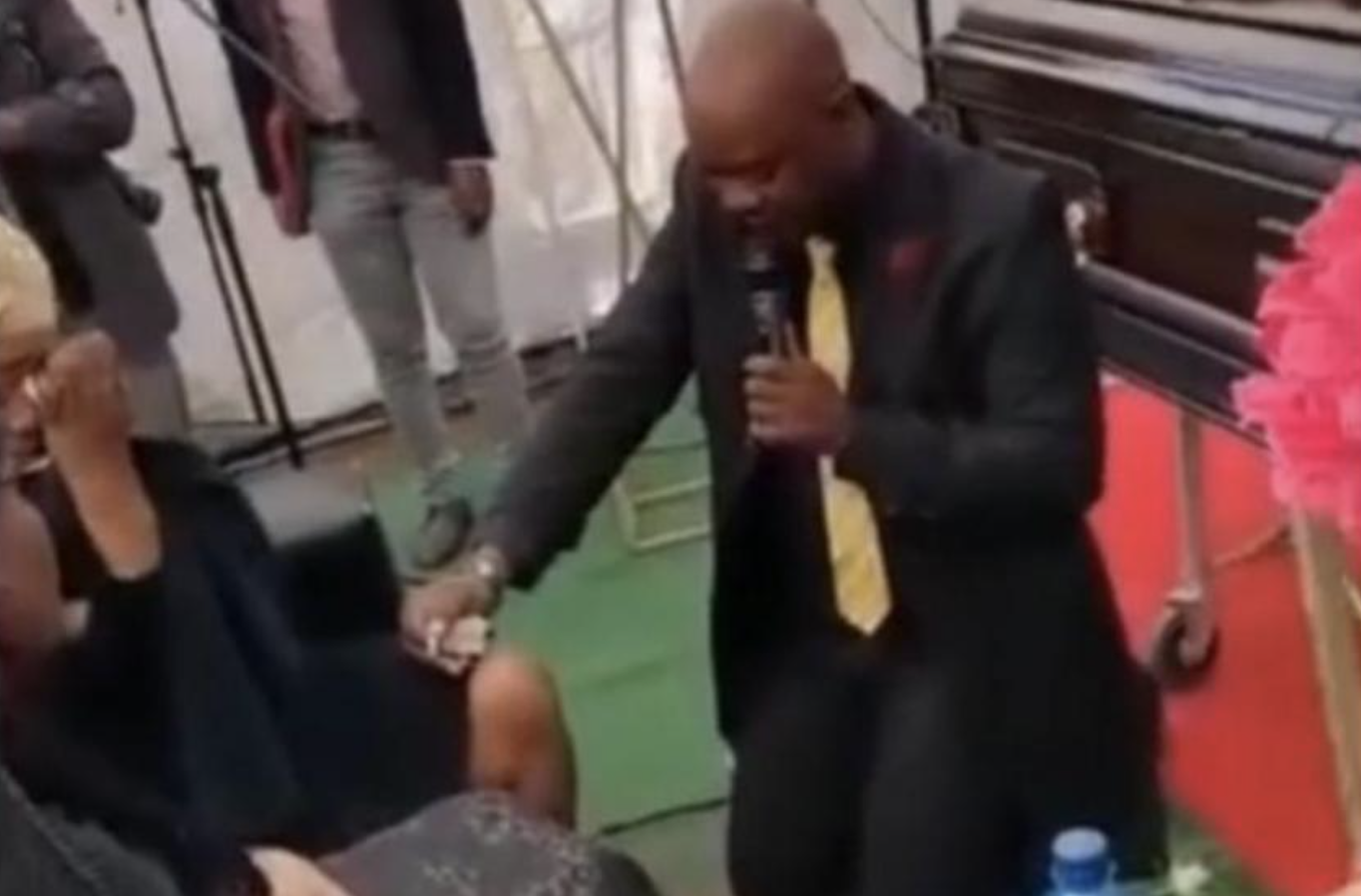 Video Man Proposes To Fiancee At Her Fathers Funeral Ghnewslive